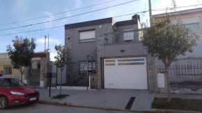 Amplio Dpto con 2 dormitorios primer piso independiente con asador